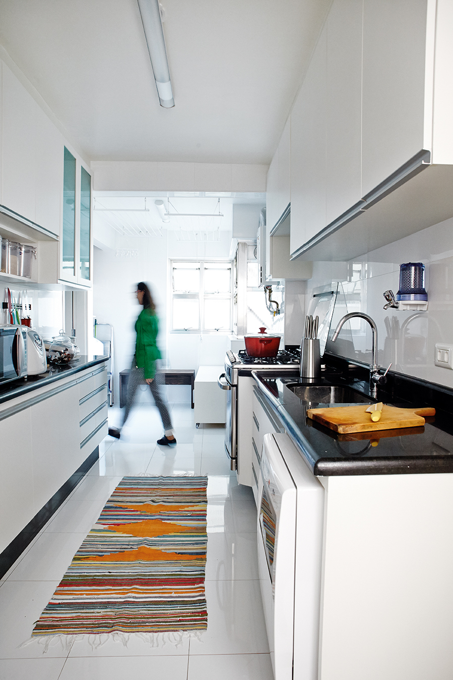 Cozinha clara é tudo de bom! Com armários, piso e revestiment